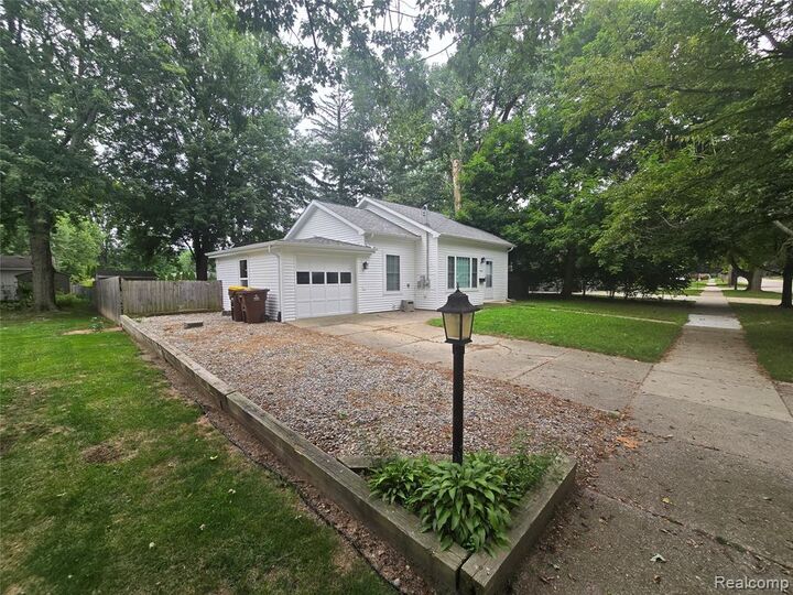 Property Photo: 402 E Buchanan Street MI 48879 2210
