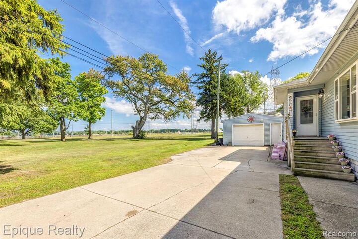 Property Photo: 403 Gratiot Boulevard MI 48040 1171