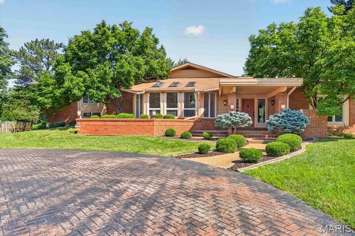 Property Photo: 11441 Ladue Road MO 63141