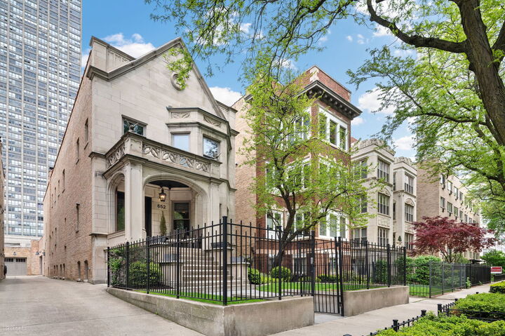 Property Photo:  652 W Sheridan Road  IL 60613 