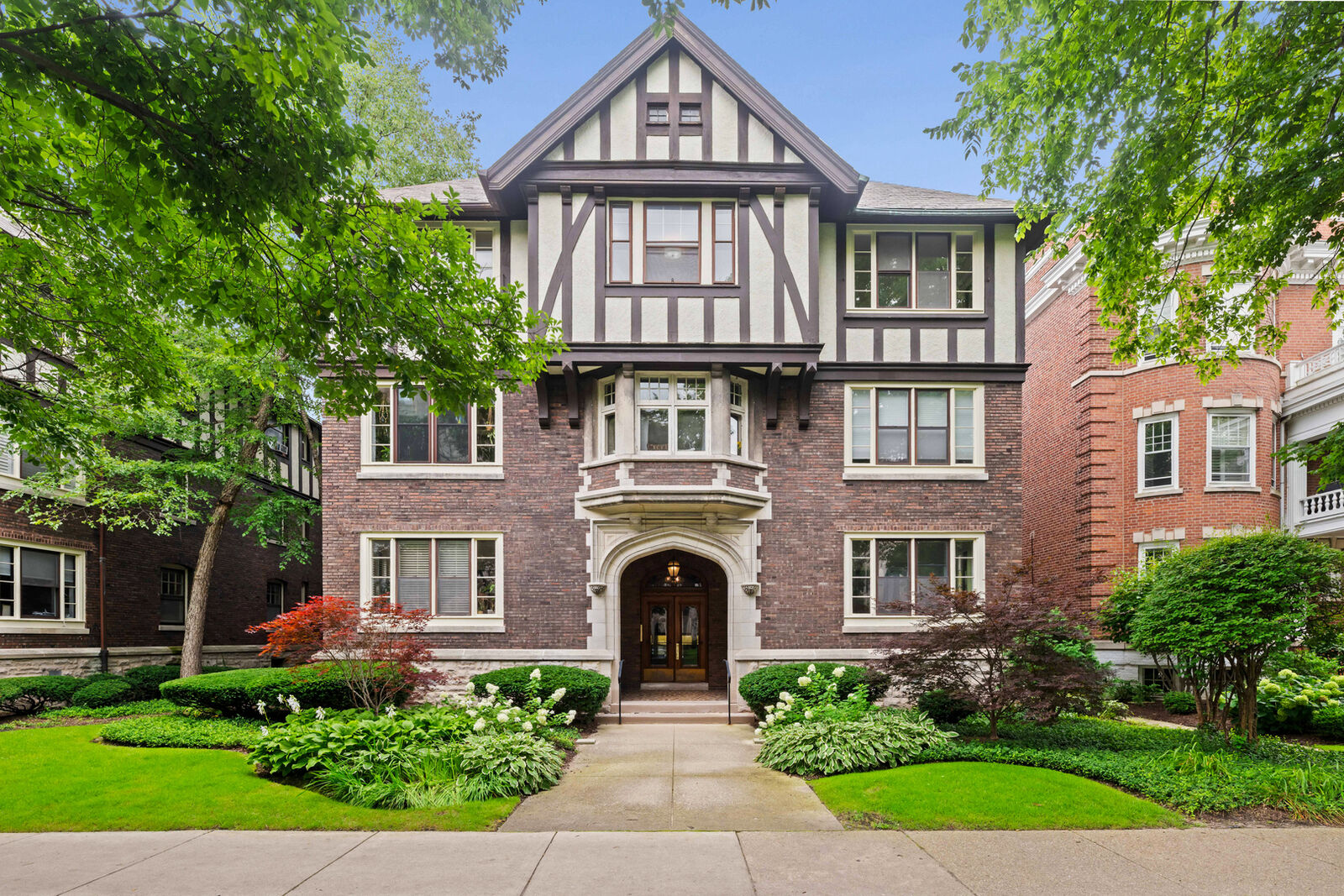 Property Photo: 1635 Hinman Avenue 3 IL 60201