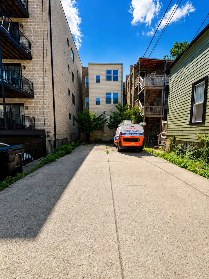 Property Photo:  866 W Buckingham Place P-1  IL 60657 