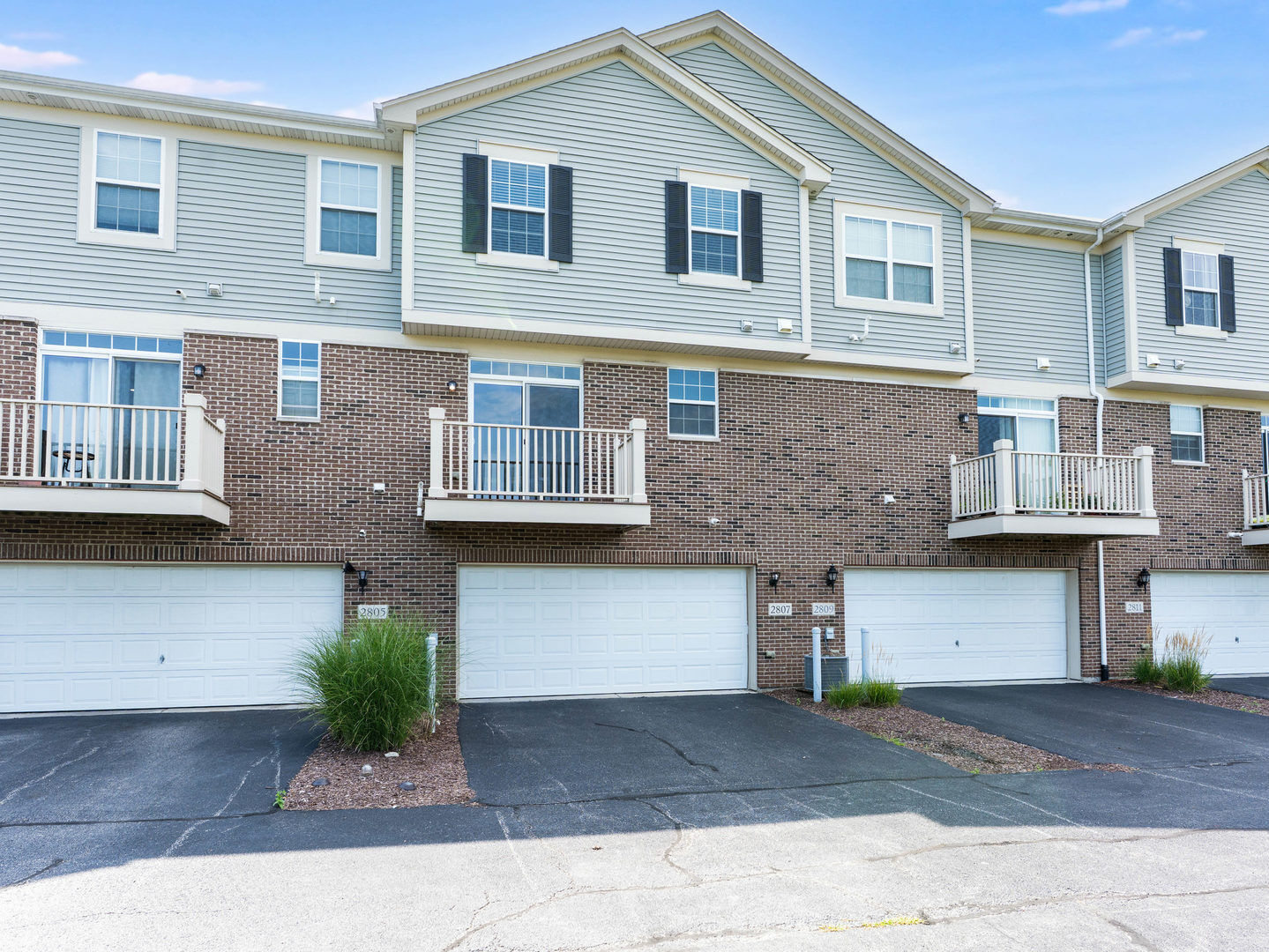 Property Photo: 2807 Henley Lane IL 60540