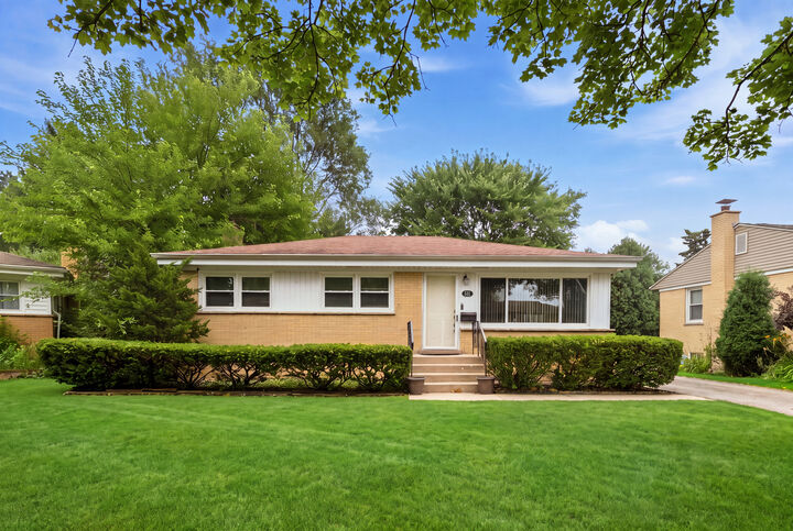 Property Photo: 531 Cambridge Road IL 60016