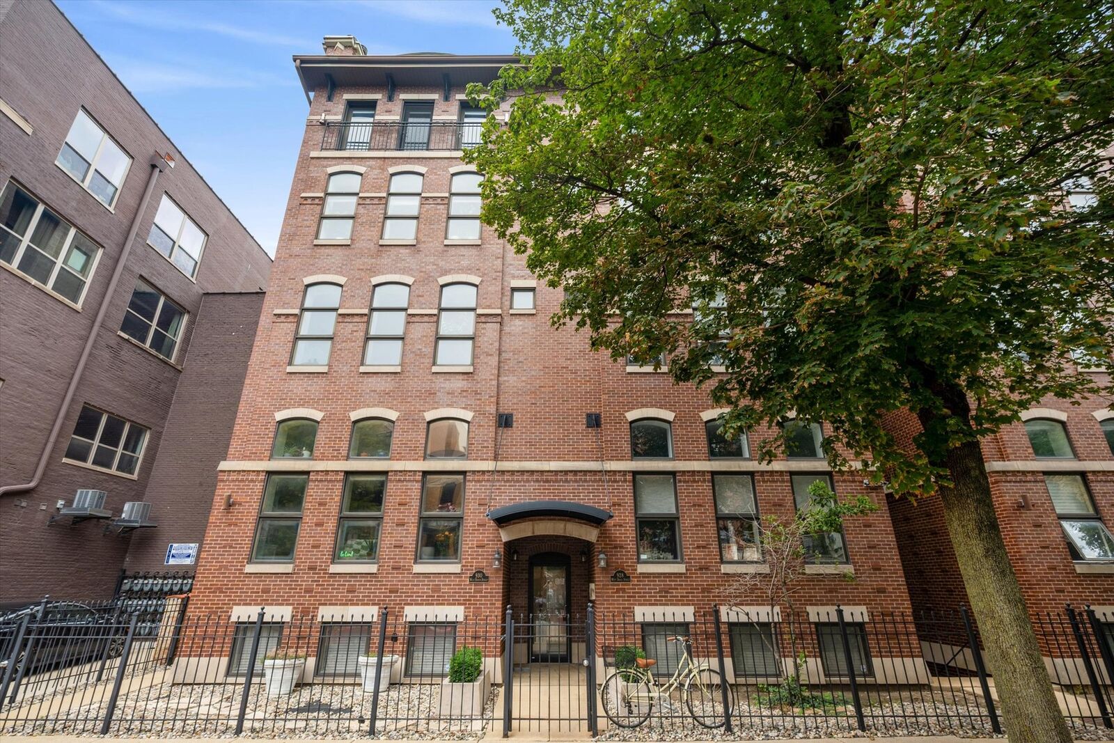 Property Photo: 930 W Dakin Street 4 IL 60613