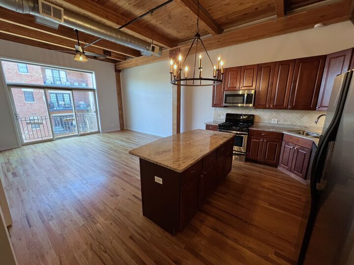 Property Photo:  2806 N Oakley Avenue 408  IL 60618 