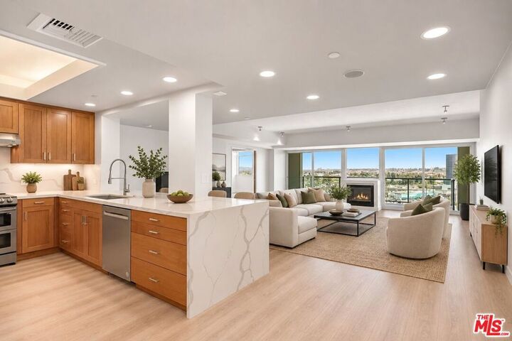 Property Photo:  13600 Marina Pointe Drive 907  CA 90292 