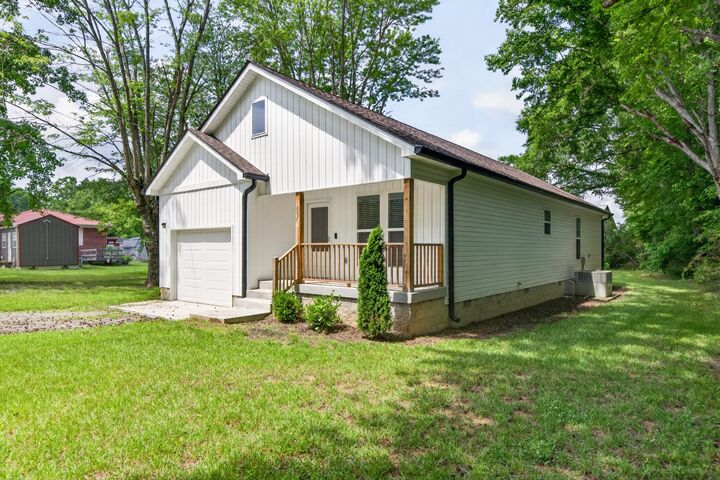 Property Photo:  207 Lincoln St  TN 37166 