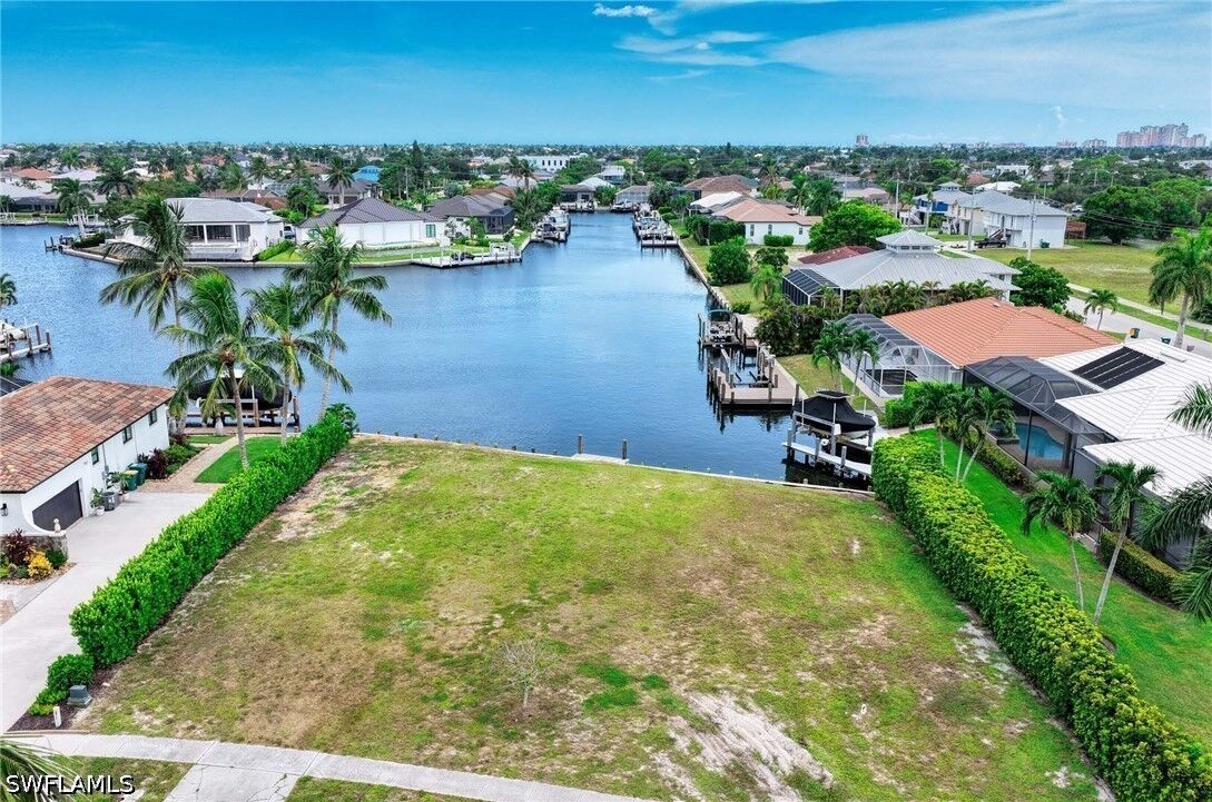 Property Photo: 1511 Jamaica Court FL 34145