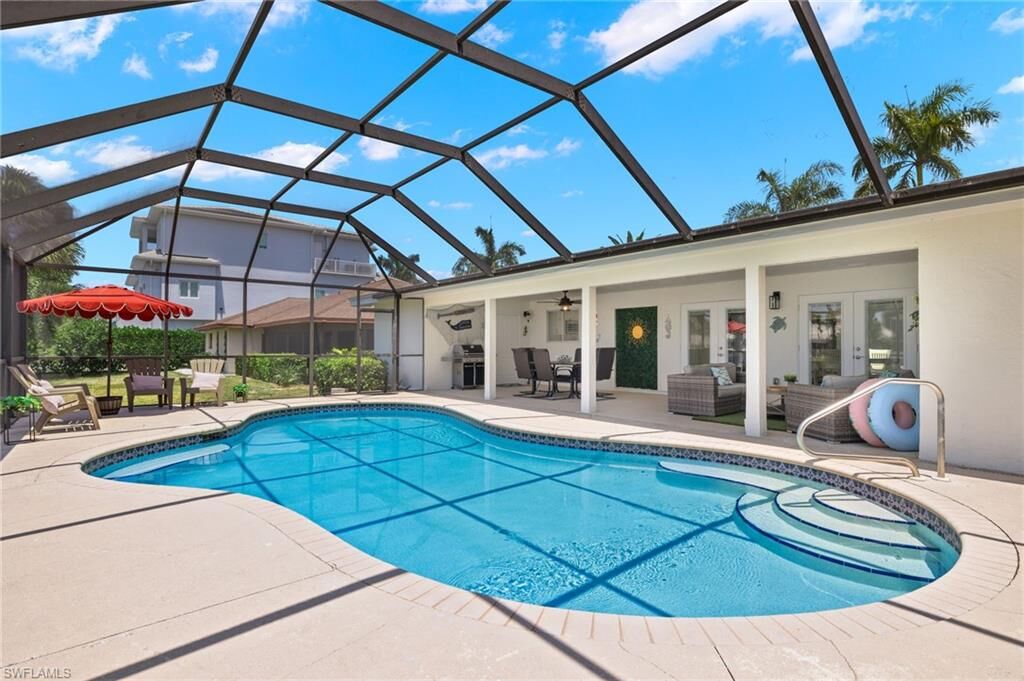 Property Photo:  482 Tradewinds Ave  FL 34108 