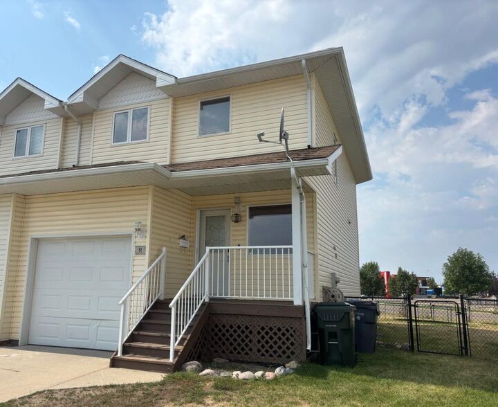 11 Northlands Crescent NE — photo 1
