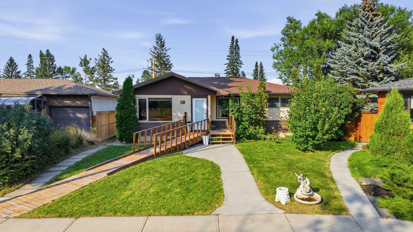 Property Photo: 20 Rossburn Crescent SW AB T3C 2N5