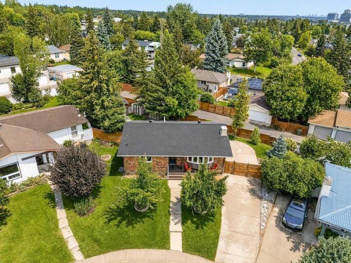 Property Photo:  736 Canfield Place SW  AB T2W 1K6 