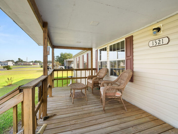 Property Photo: 1321 Bridlewood Dr LA 70615