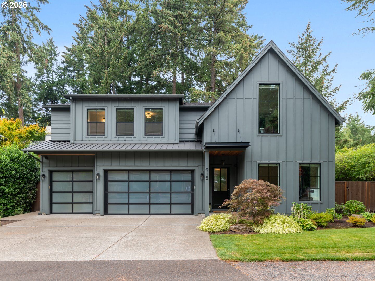 Property Photo:  915 Oak Ter  OR 97034 