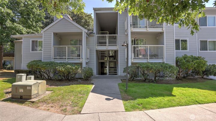Property Photo:  975  Aberdeen Avenue NE F204  WA 98056 