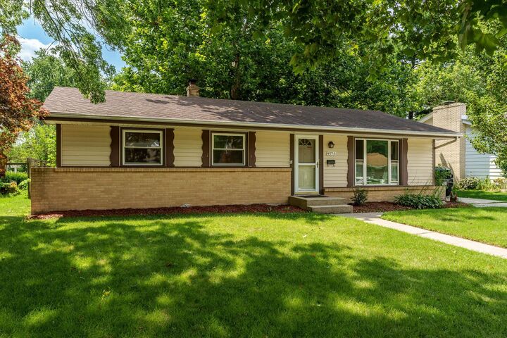 Property Photo: 4715 Cleveland Avenue IL 61108