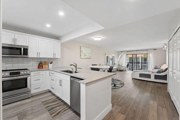 Property Photo: 327 Lakeview Drive 203 FL 33326