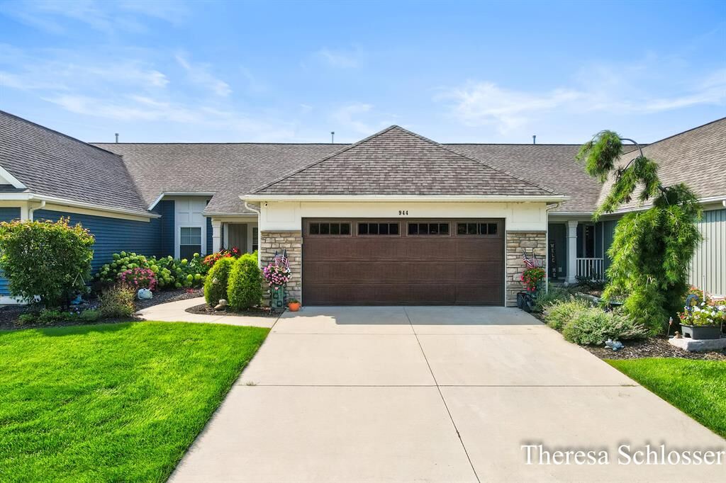 Property Photo: 944 Bellview Meadow Drive SW 28 MI 49315