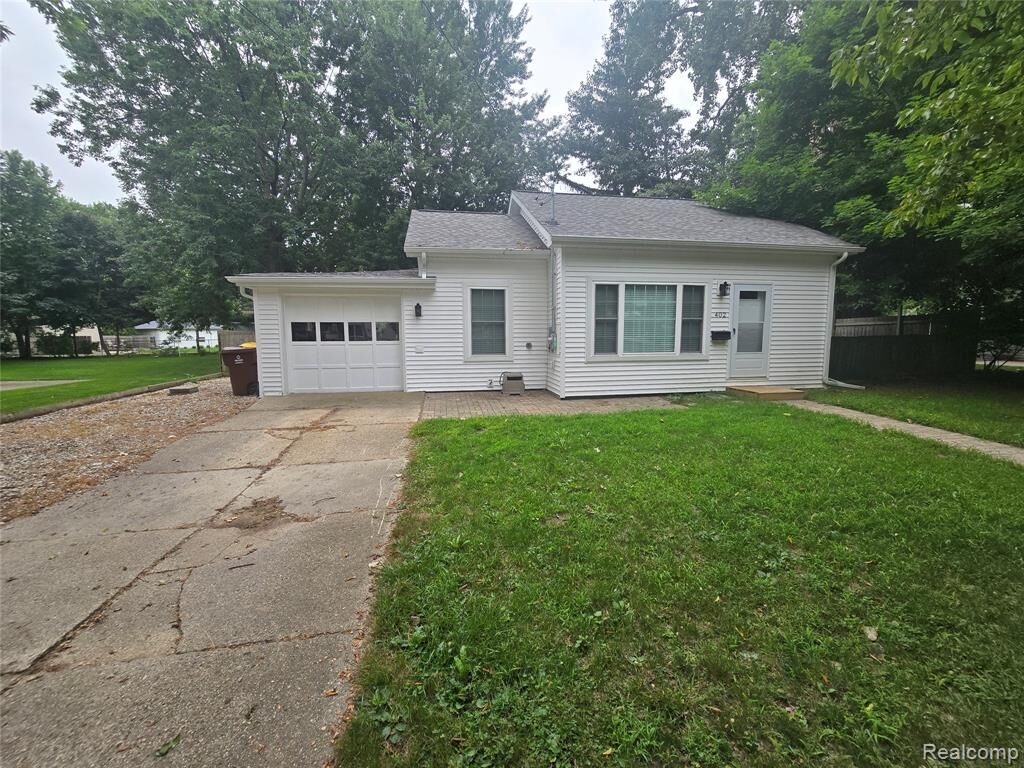 Property Photo: 402 E Buchanan Street MI 48879