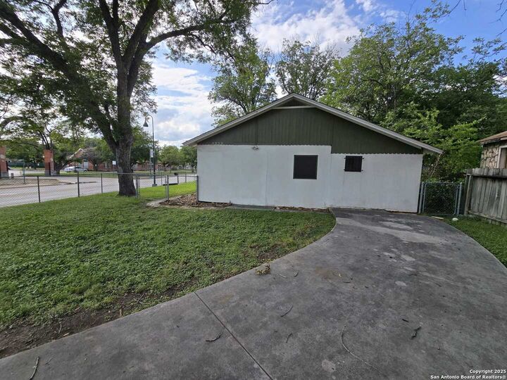 Property Photo:  1020 Mission Rd  TX 78210 