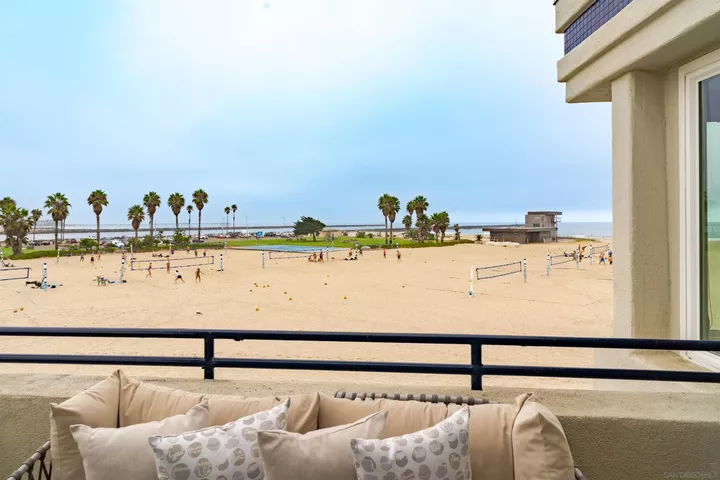 Property Photo:  2689 Ocean Front Walk  CA 92109 