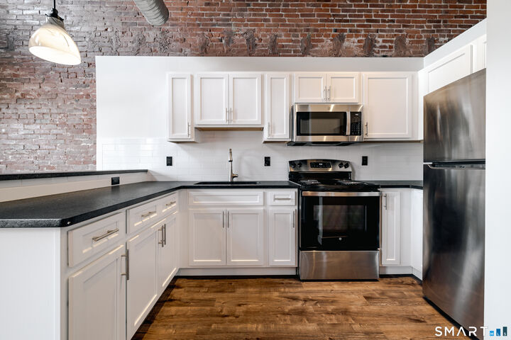 Property Photo:  424 Main Street H  CT 06457 