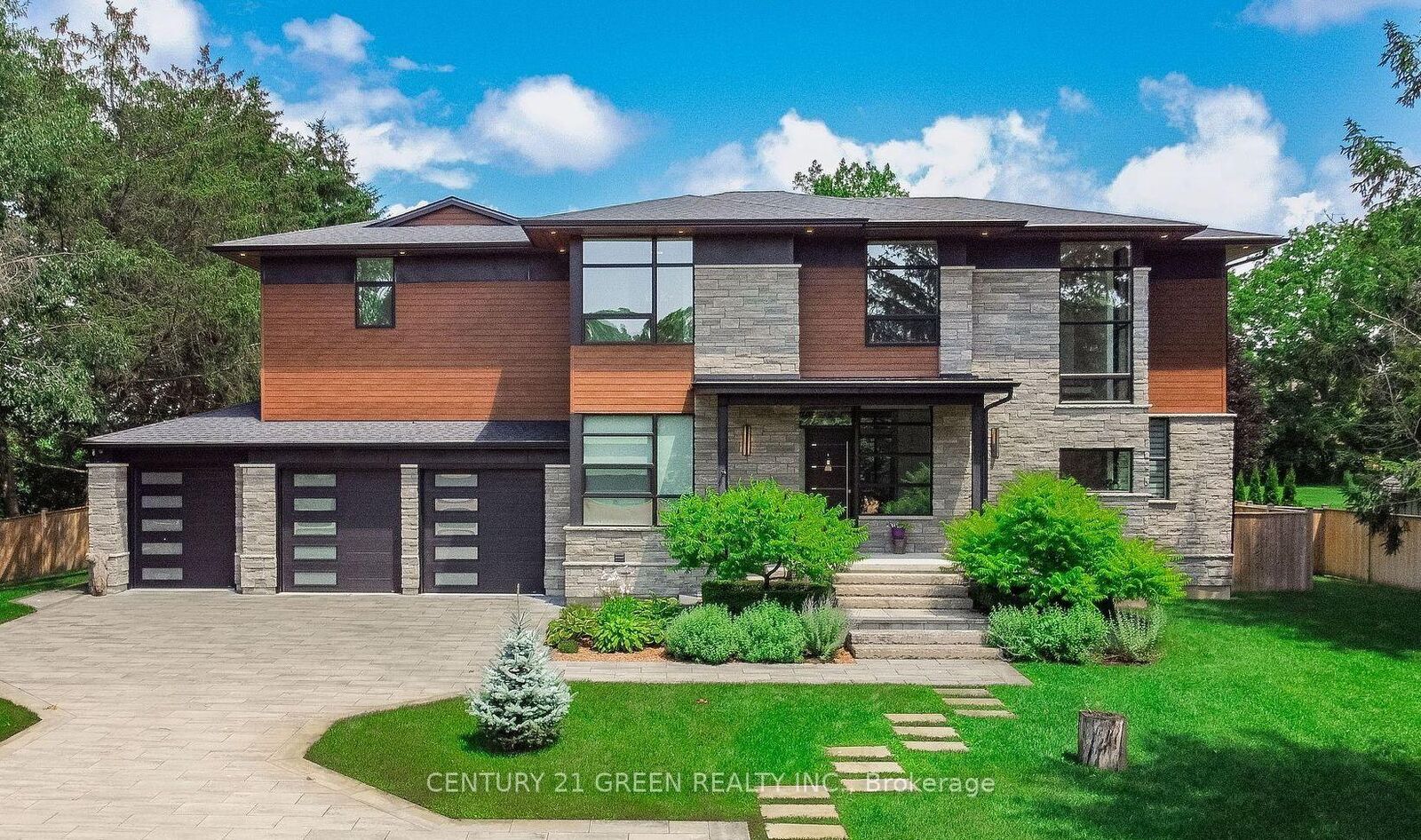 Property Photo: 21222 Vanneck Road ON N6H 5L2