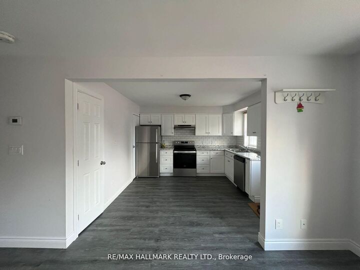Property Photo:  261 Wellington Street E Main  ON L4M 2E4 