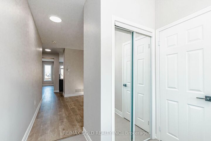 Property Photo:  70 Longboat Run W  ON N3T 0P6 