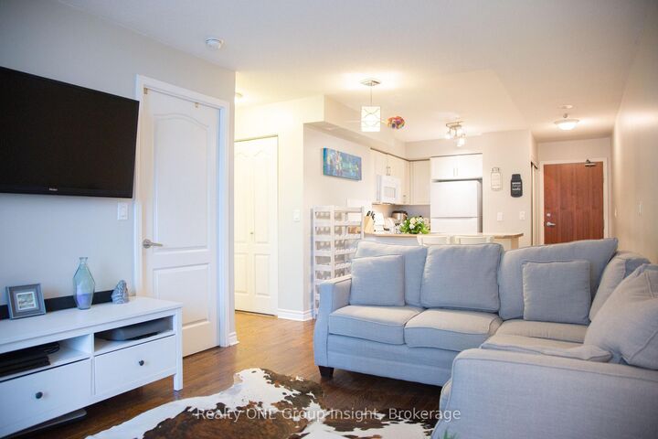 Property Photo:  33 Elm Drive W 1105  ON L5B 4M2 