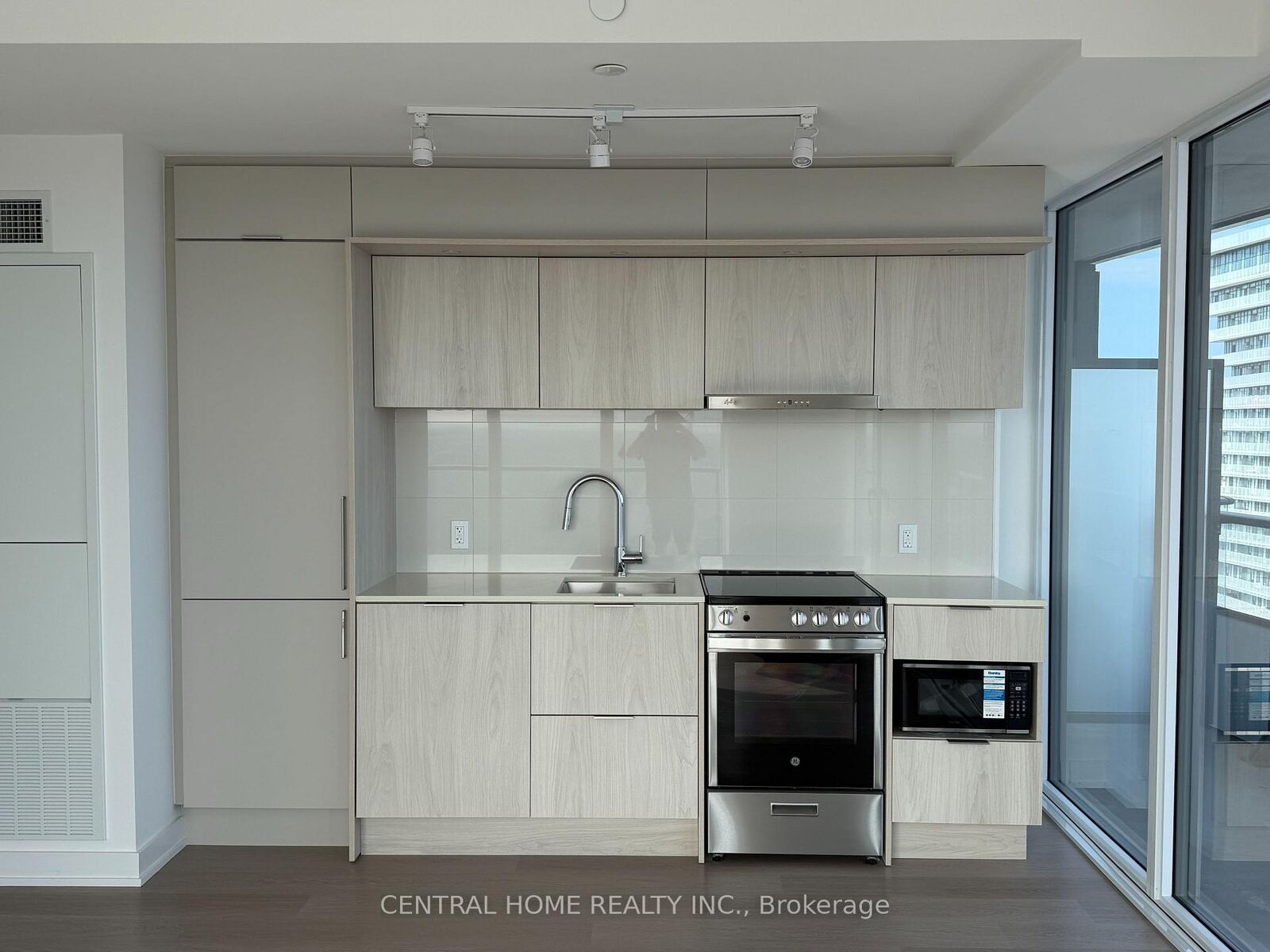 Photo de la propriété: 448 Burnhamthorpe Road 5511 ON L5B 0R4