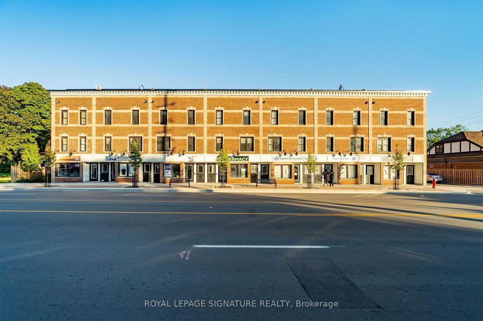 Property Photo: 760 Lakeshore Road E 202 ON L5E 1C7