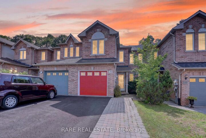 102 Hawthorne Crescent — photo 1