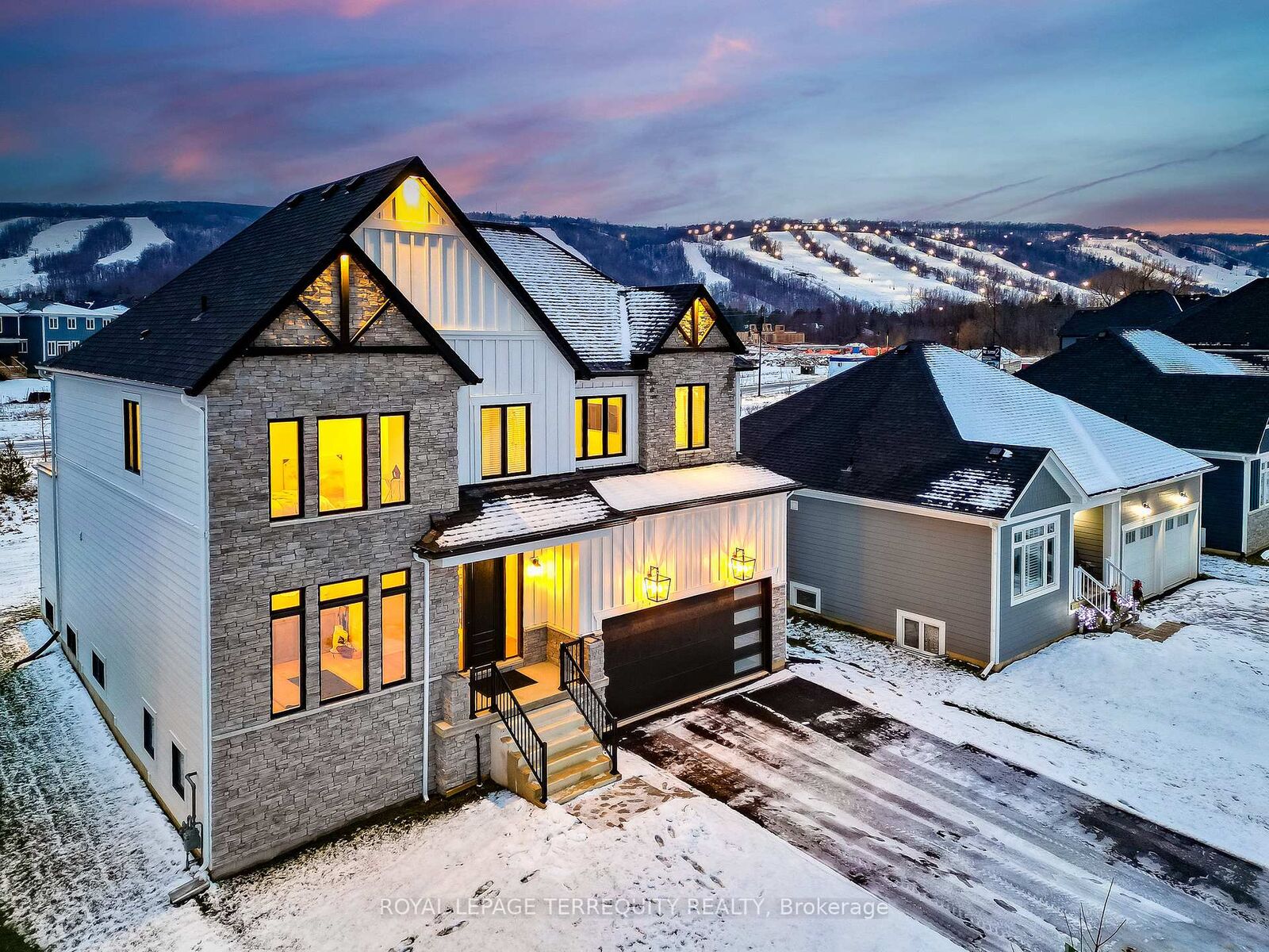 Property Photo:  109 Stillwater Crescent S/T  ON L9Y 4P5 