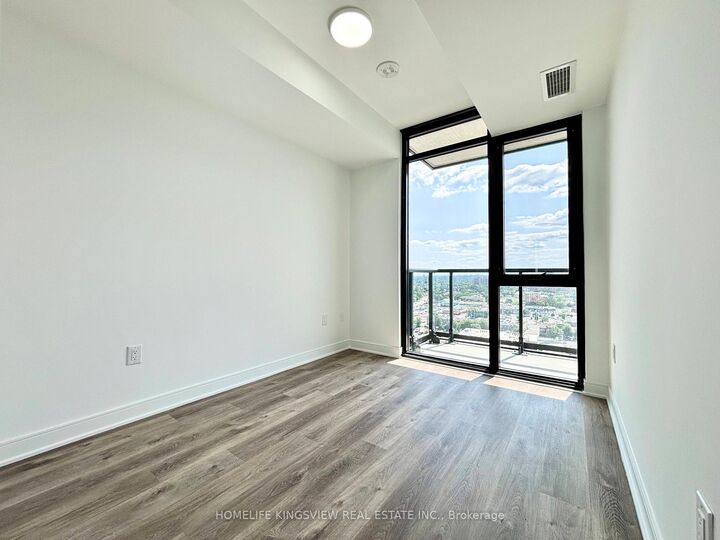 Property Photo:  86 Dundas Street E 1518  ON L5A 0B1 