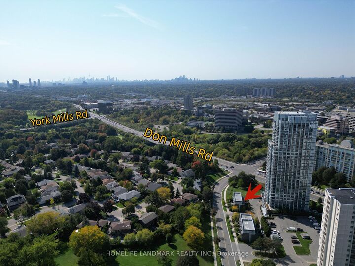 Property Photo: 18 Graydon Hall Drive Th12 ON M3A 0A4