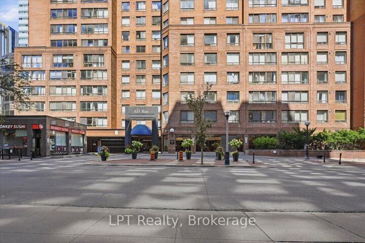 Property Photo: 633 Bay Street 2721 ON M5G 2G4