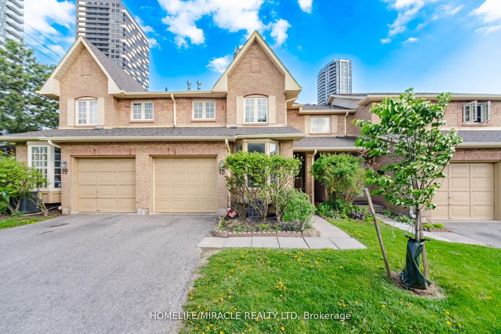 Property Photo:  35 Ceremonial Drive 18  ON L5R 3G6 