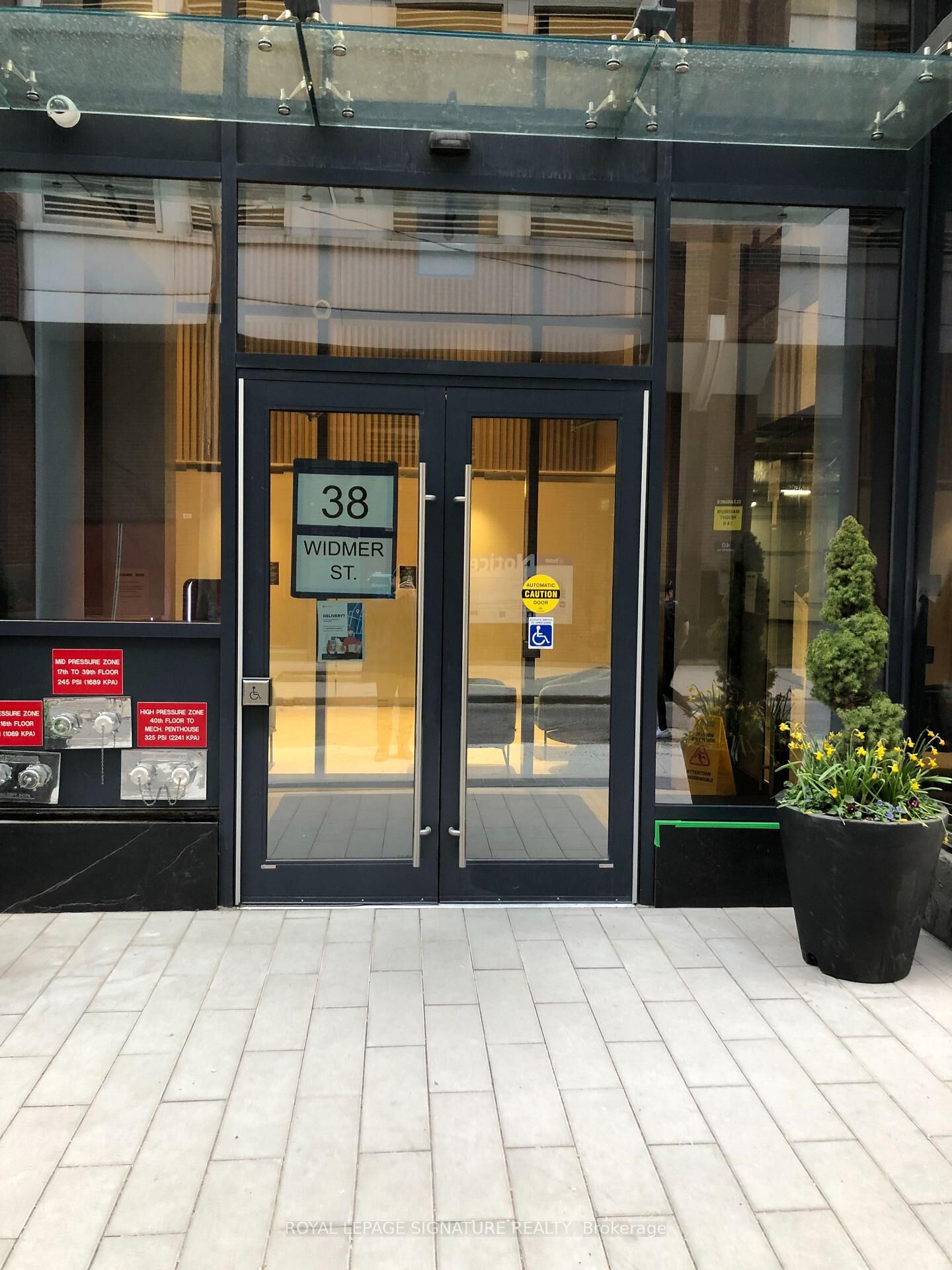 Property Photo:  38 Widmer Street 4701  ON M5V 0P7 