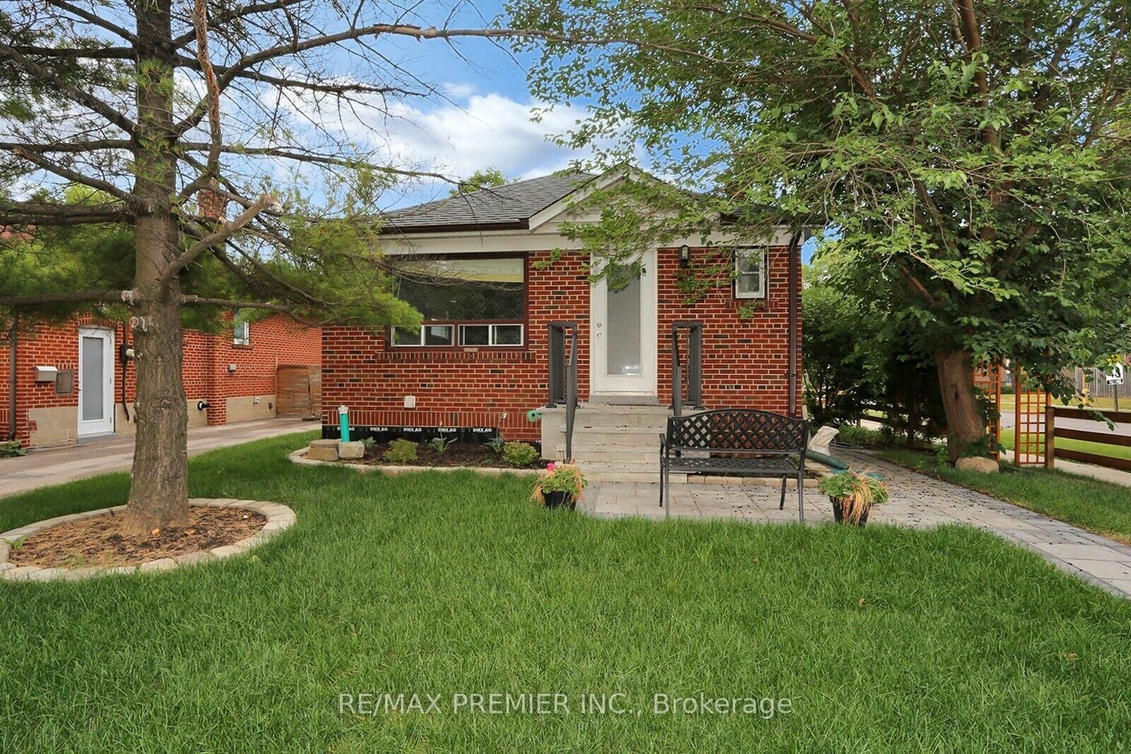 Property Photo:  37 Silvercrest Avenue  ON M8W 2S3 