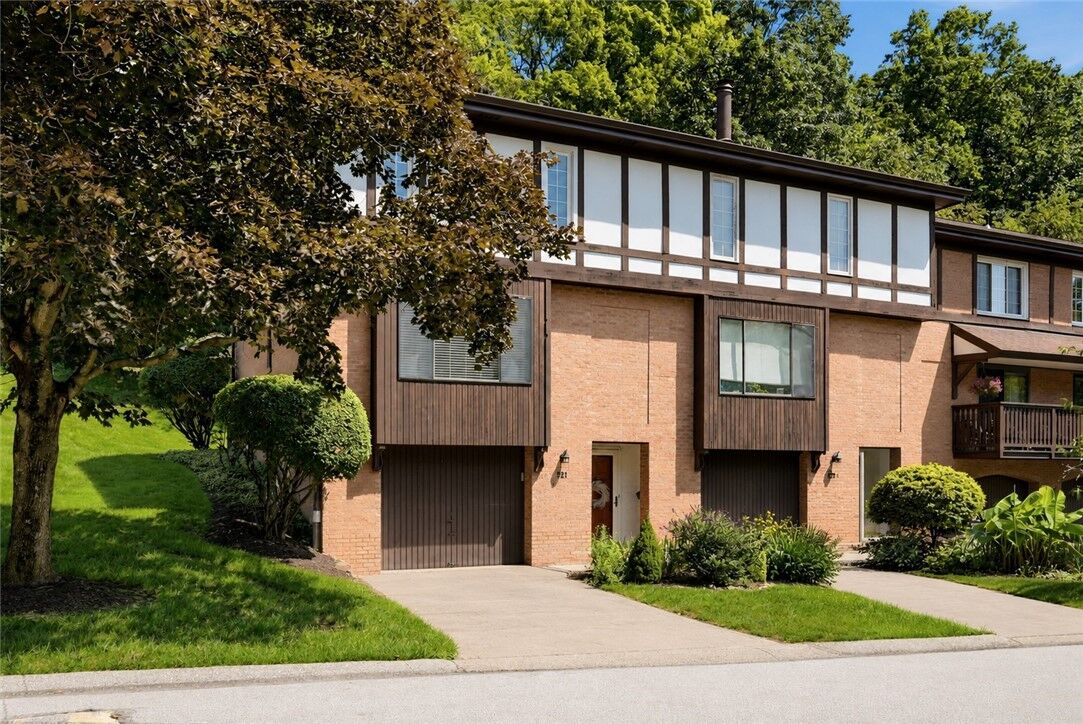 Property Photo: 221 Thornberry Dr PA 15237
