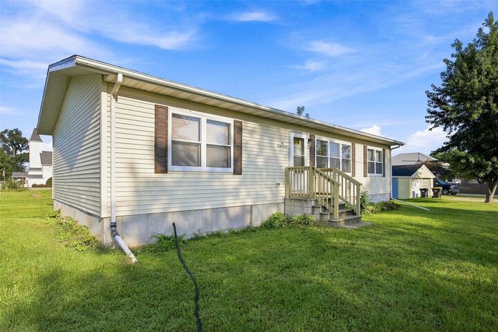 Property Photo:  100 Clinton St  IA 52324 