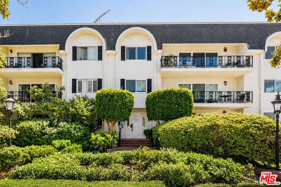 Property Photo: 404 San Vicente Blvd, Unit 204 CA 90402