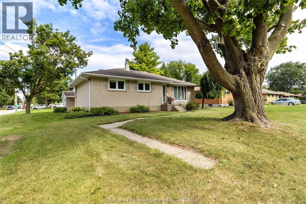 Property Photo:  199 Tweedsmuir Avenue East  ON N7M 4A3 