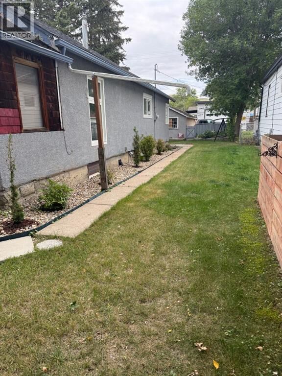 Property Photo:  358 2 Street E  AB T0J 0Y4 