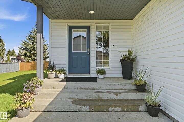 Property Photo:  3 Grove Meadow Drive 1  AB T7X 4L9 