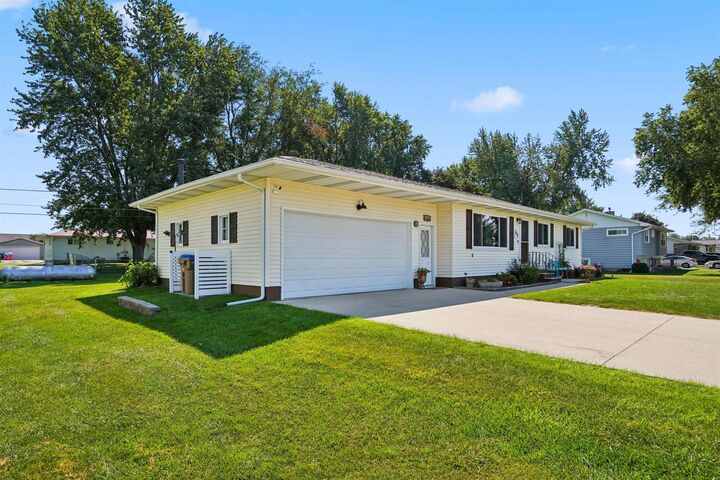 Property Photo:  205 6th St N  IA 50629 