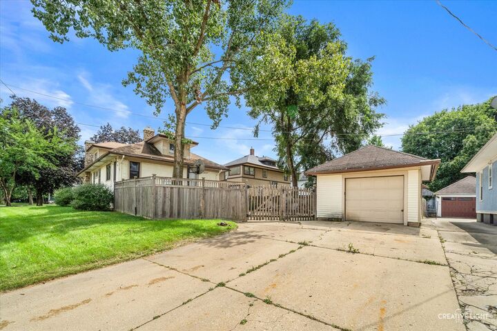 Property Photo:  450 Arlington Avenue  IL 60120 