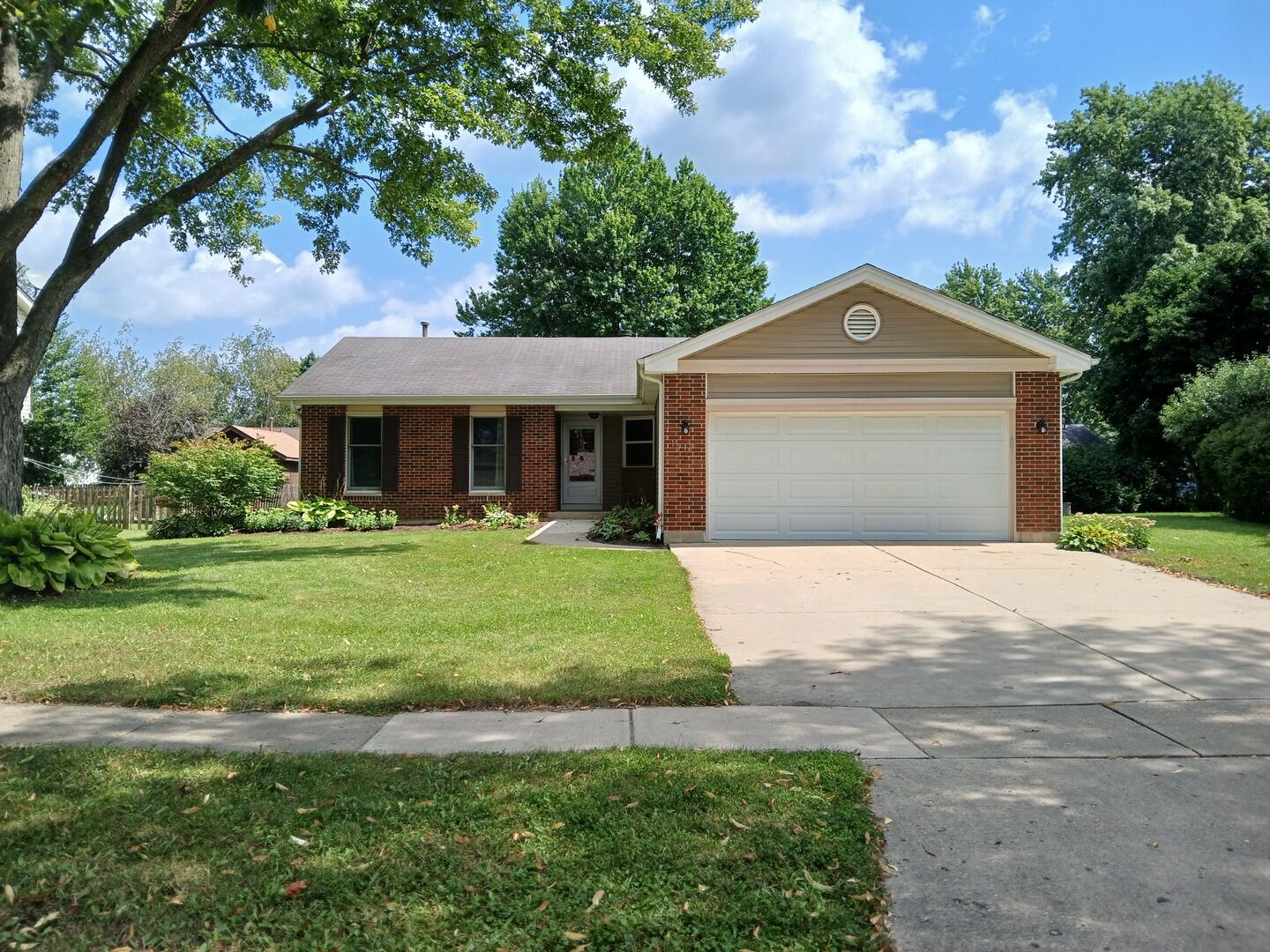 Property Photo: 1010 Fox Run Lane IL 60102